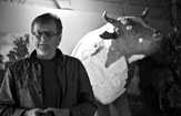Welaatan raitiovaunulaituri -näyttelyn avajaisiset. Juha Siro puhuu maidon vaikutuksesta elämään.